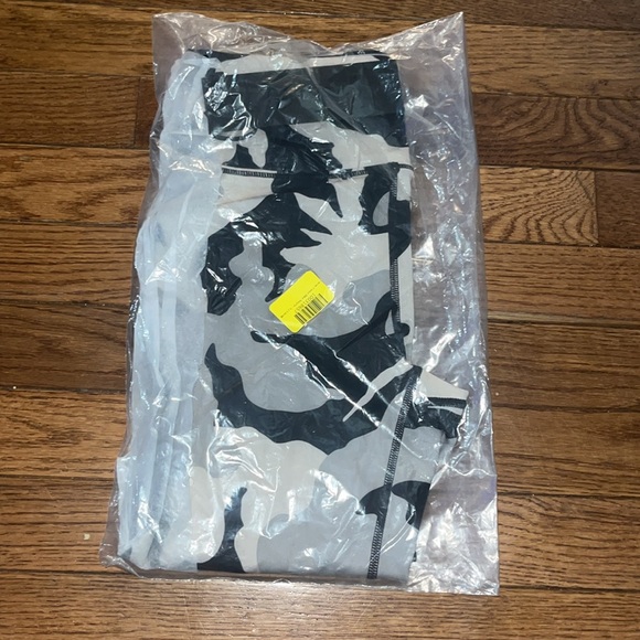 Noli Yoga High Waist Cacao Camo Bike Shorts Compression Fit Women’s Small - Picture 2 of 5